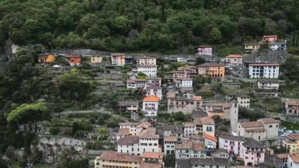 Město Okraji Vody Malé Italské Město Turistická Vesnice Řeky Itálie — Stock video