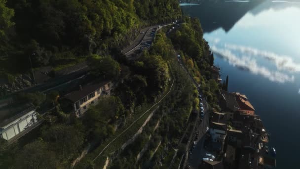 山路穿过村子的路高速公路 汽车在山路上行驶 汽车驶过这个城市 水面上的一个小镇 山下的一个小镇蛇纹路 — 图库视频影像