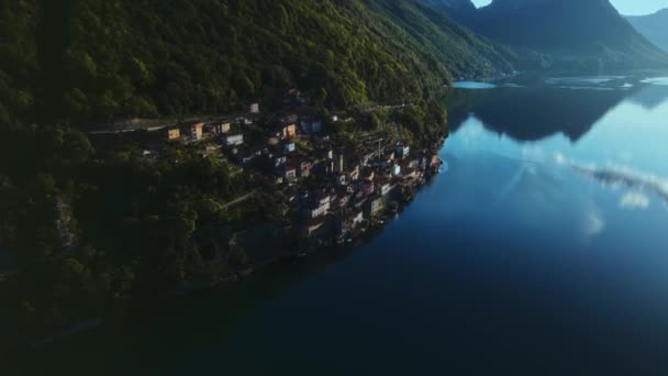 Natura Acqua Lago Fiume Città Sull Acqua Montagne Verdi Alberi — Video Stock