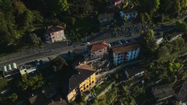 Une Voiture Qui Traverse Village Panorama Aérien Route Montagne Route — Video