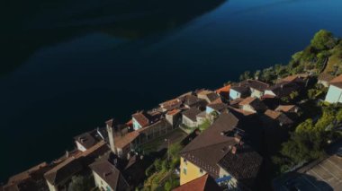 Evlerin çatısı. Doğa. İsviçre dağları. Asya. Hava görüntüsü. Genel plan. Drone. Dağda küçük bir kasaba. Uçurumun kenarında eski bir kasaba. İtalya. İsviçre. Como Gölü. Deniz kıyısındaki şehir