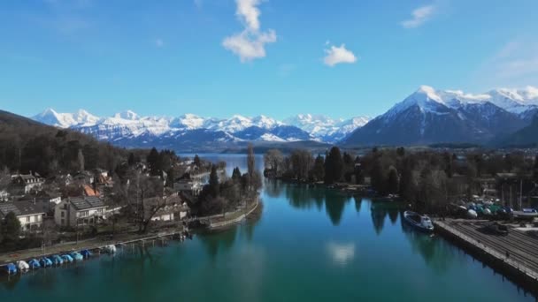 アルプス マウンテン 川の近くにある冬の街 雪に覆われた山々 スイス ツナの街 ドローン ヨーロッパの都市 観光都市 高品質の4K映像 — ストック動画