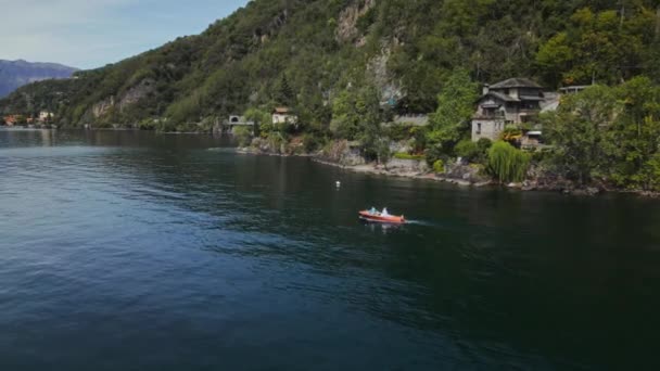 Călătorie Nuntă Barcă Barcă Motor Iacob Plimbare Barca Oamenii Punte — Videoclip de stoc