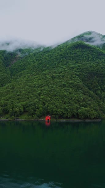 Σπίτι Των Ψαράδων Βουνά Ορεινό Έδαφος Εμφανίσεις Βουνών Στο Νερό — Αρχείο Βίντεο