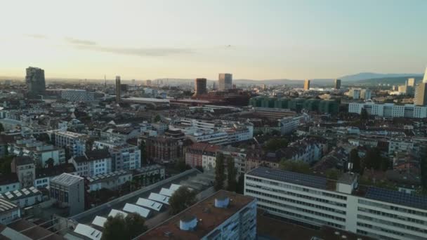 Het Stadsleven Kapitaal Wolkenkrabbers Een Slaapkamergemeenschap Bazel Zwitserland Gebouwen Skyline — Stockvideo