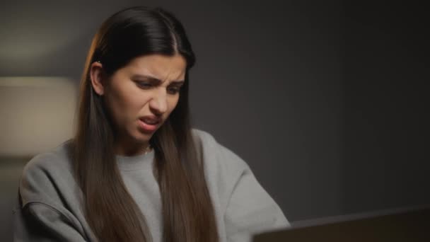 Jovencita Trabajando Una Laptop Chica Cansada Trabajar Portátil Chica Cansada — Vídeo de stock
