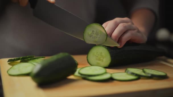 Okurka Připravuju Salát Zdravý Životní Styl Dietní Výživa Krájení Zelená — Stock video