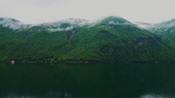 云中的山 在水里的一座山云彩 针叶树 一个鸟瞰 高质量的4K镜头 — 图库视频影像