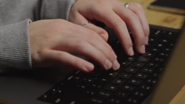 一个在键盘上打字的女孩 在笔记本电脑上工作 工作过程 黑色键盘 文字处理 关键组合 工作领域 — 图库视频影像