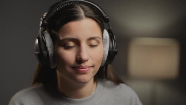 Ένα Κορίτσι Που Κάθεται Ακουστικά Στο Λάπτοπ Της Κορίτσι Που — Αρχείο Βίντεο