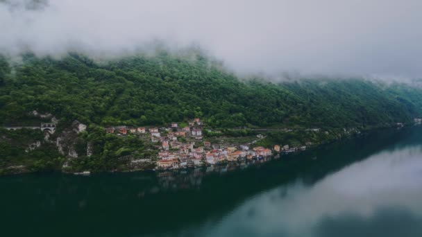 欧洲城市 多山的地形 山地景观 城市在水面之上 在山上定居 私人住宅 大自然 空中勘测 舒适的瑞士小镇 — 图库视频影像