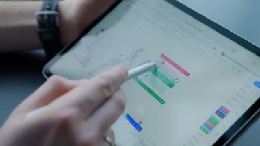 Kripto çizelgesi. Takas. Şifreli para. Satışlar. Ademi merkeziyet. Engelleme zinciri. Kriptografi. Dijital jetonlar. Merkezi olmayan işlemler. Tabletin başında oturan bir adam. Madencilik. Akıllı sözleşmeler. Dijital cüzdanlar