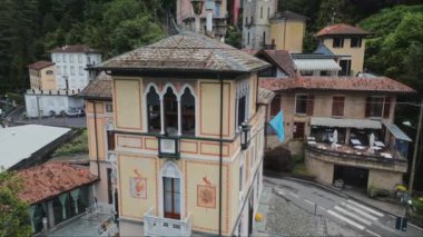 - Eve. Villa. Malikane. İtalyan mimarisi. İtalya. Como Gölü. Dağlık arazi. Dağ manzarası. Hava araştırması. İsviçre. Lugano. Klasik İtalyan tarzı. Rönesans elementleri. Barok.