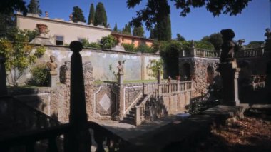 İtalyan Sarayı. Villa. Malikane. Grechinsky Bahçesi. Eski kasaba. Eski sokaklar. Tarihi binalar. Kare. Bahçe. İtalyan anıtları. Pinia mı? Kozalaklı ağaçlar. Yaz. Klasik İtalyan tarzı. Ögeler