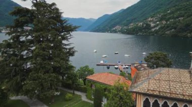 Como Gölü. Kuzey İtalya. Alplerin eteklerinde. Tekneler. Yat kulübü. Marina. Lakeshore 'da. Hava araştırması. Dağın eteklerinde. Panoramik görüntüler. Dağlık arazi. İsviçre. Asya. Rıhtım