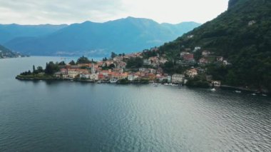 Dağ Gölü. Dağlarda bir göl. Lugano. İtalya. Como Gölü. Dağlık arazi. Dağ manzarası. Hava görüntüsü. Havadan ateş ediyorlar. Nehir. Dağ deposu. Dağlar. Alpler. - Su. Gökyüzü içeri