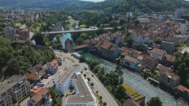 Avrupa şehri. Skyline. Sokaklar. Gökdelenler. Parklar. Kareler. Köprüler. Ulaşım sistemi. Nehir. Eski evler. Yaz. Kiliseye. Dağlık arazi. İsviçre. Yollar. Arabadan. Hava İncelemesi