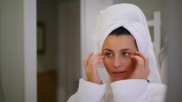 Chica Está Recibiendo Masaje Facial Chica Delante Del Espejo Dando — Vídeo de stock