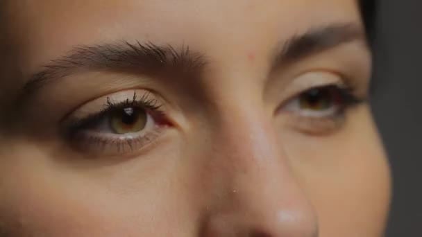 Primer Plano Los Ojos Movimiento Ocular Rápido Mirada Huida Chica Video de stock