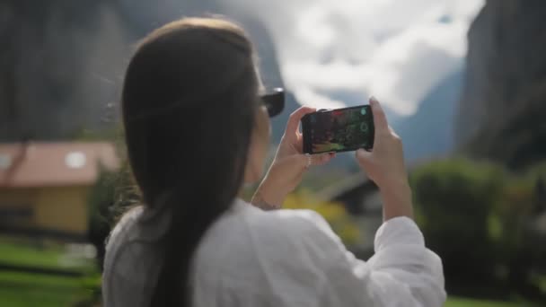 Chica Está Filmando Teléfono Una Joven Filmando Celular Viajar Montañas Imágenes de stock libres de derechos