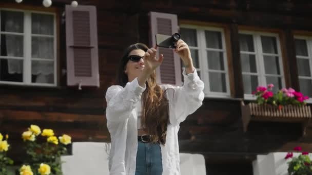 Стріляли Телефону Дівчина Знімається Мобільному Телефоні Лінзою Знімна Лінза Телефоні — стокове відео