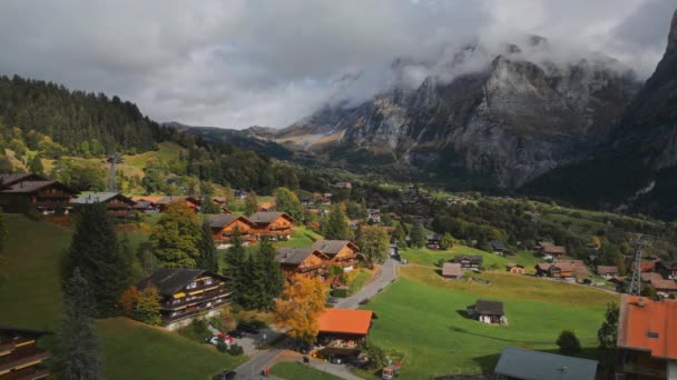 Pueblo Montaña Suiza Otoño Una Carretera Clima Nublado Ciudad Europea — Vídeo de stock