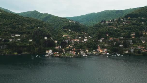 Como 意大利 科摩湖城市在山上 山中的树 维拉斯古老的意大利地产高山风景 航空摄影 — 图库视频影像