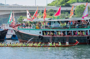 ABERDEEN-HONG KONG, 22 HAZİRAN 2023: Aberdeen Hong Kong 'daki Ejderha Teknesi Festivali için Aşk Nehri' nde tekne yarışı