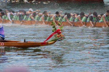 ABERDEEN-HONG KONG, 22 HAZİRAN 2023: Aberdeen Hong Kong 'daki Ejderha Teknesi Festivali için Aşk Nehri' nde tekne yarışı