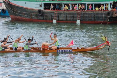 ABERDEEN-HONG KONG, 22 HAZİRAN 2023: Aberdeen Hong Kong 'daki Ejderha Teknesi Festivali için Aşk Nehri' nde tekne yarışı