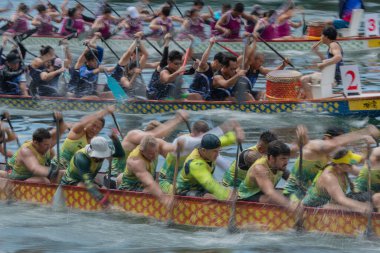 ABERDEEN-HONG KONG, 22 HAZİRAN 2023: Aberdeen Hong Kong 'daki Ejderha Teknesi Festivali için Aşk Nehri' nde tekne yarışı