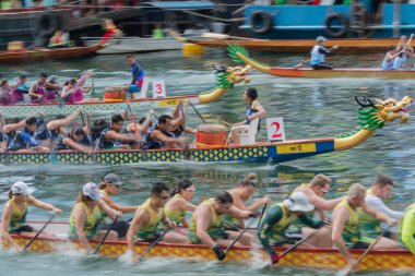 ABERDEEN-HONG KONG, 22 HAZİRAN 2023: Aberdeen Hong Kong 'daki Ejderha Teknesi Festivali için Aşk Nehri' nde tekne yarışı