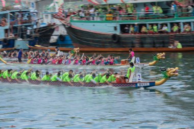 ABERDEEN-HONG KONG, 22 HAZİRAN 2023: Aberdeen Hong Kong 'daki Ejderha Teknesi Festivali için Aşk Nehri' nde tekne yarışı