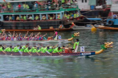 ABERDEEN-HONG KONG, 22 HAZİRAN 2023: Aberdeen Hong Kong 'daki Ejderha Teknesi Festivali için Aşk Nehri' nde tekne yarışı