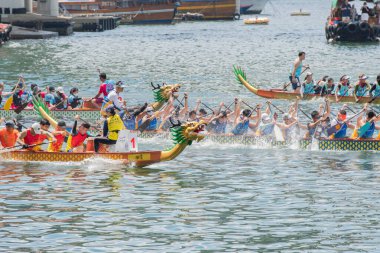 ABERDEEN-HONG KONG, 22 HAZİRAN 2023: Aberdeen Hong Kong 'daki Ejderha Teknesi Festivali için Aşk Nehri' nde tekne yarışı