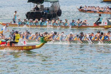 ABERDEEN-HONG KONG, 22 HAZİRAN 2023: Aberdeen Hong Kong 'daki Ejderha Teknesi Festivali için Aşk Nehri' nde tekne yarışı