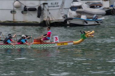 ABERDEEN-HONG KONG, 22 HAZİRAN 2023: Aberdeen Hong Kong 'daki Ejderha Teknesi Festivali için Aşk Nehri' nde tekne yarışı