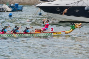 ABERDEEN-HONG KONG, 22 HAZİRAN 2023: Aberdeen Hong Kong 'daki Ejderha Teknesi Festivali için Aşk Nehri' nde tekne yarışı