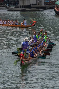 ABERDEEN-HONG KONG, 22 HAZİRAN 2023: Aberdeen Hong Kong 'daki Ejderha Teknesi Festivali için Aşk Nehri' nde tekne yarışı