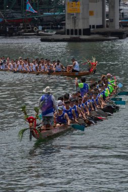 ABERDEEN-HONG KONG, 22 HAZİRAN 2023: Aberdeen Hong Kong 'daki Ejderha Teknesi Festivali için Aşk Nehri' nde tekne yarışı