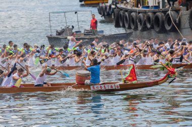 ABERDEEN-HONG KONG, 22 HAZİRAN 2023: Aberdeen Hong Kong 'daki Ejderha Teknesi Festivali için Aşk Nehri' nde tekne yarışı
