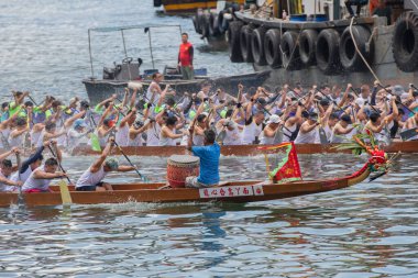 ABERDEEN-HONG KONG, 22 HAZİRAN 2023: Aberdeen Hong Kong 'daki Ejderha Teknesi Festivali için Aşk Nehri' nde tekne yarışı