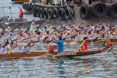 ABERDEEN-HONG KONG, 22 HAZİRAN 2023: Aberdeen Hong Kong 'daki Ejderha Teknesi Festivali için Aşk Nehri' nde tekne yarışı