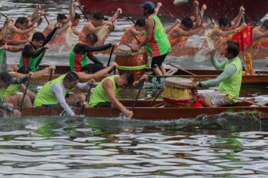 ABERDEEN-HONG KONG, 22 HAZİRAN 2023: Aberdeen Hong Kong 'daki Ejderha Teknesi Festivali için Aşk Nehri' nde tekne yarışı