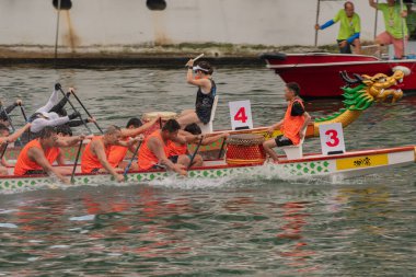 ABERDEEN-HONG KONG, 22 HAZİRAN 2023: Aberdeen Hong Kong 'daki Ejderha Teknesi Festivali için Aşk Nehri' nde tekne yarışı