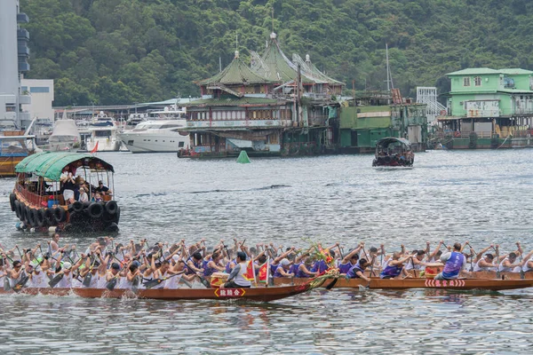 ABERDEEN-HONG KONG, 22 HAZİRAN 2023: Aberdeen Hong Kong 'daki Ejderha Teknesi Festivali için Aşk Nehri' nde tekne yarışı