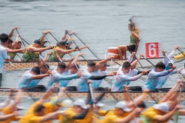 Çinlilerin geleneksel ejderha teknesi yarışlarında teknenin bulanık hareketi