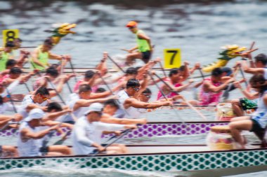 Çinlilerin geleneksel ejderha teknesi yarışlarında teknenin bulanık hareketi