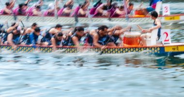 Çinlilerin geleneksel ejderha teknesi yarışlarında hareket bulanıklığı ya da bulanıklığı...