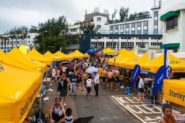 STANLEY-HONG KONG, 10 Haziran 2024: 10 Haziran 2024 Stanley Main Beach, Hong Kong 'da ejderha tekne festivali yarışı